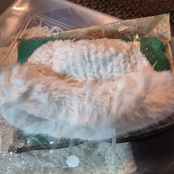 Elegant Green Scarf and White Hat Set - Picture 4 of 7